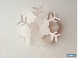Подарочная коробка со снежинкой