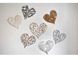 Сердечки из проволоки, кружев и пряжи